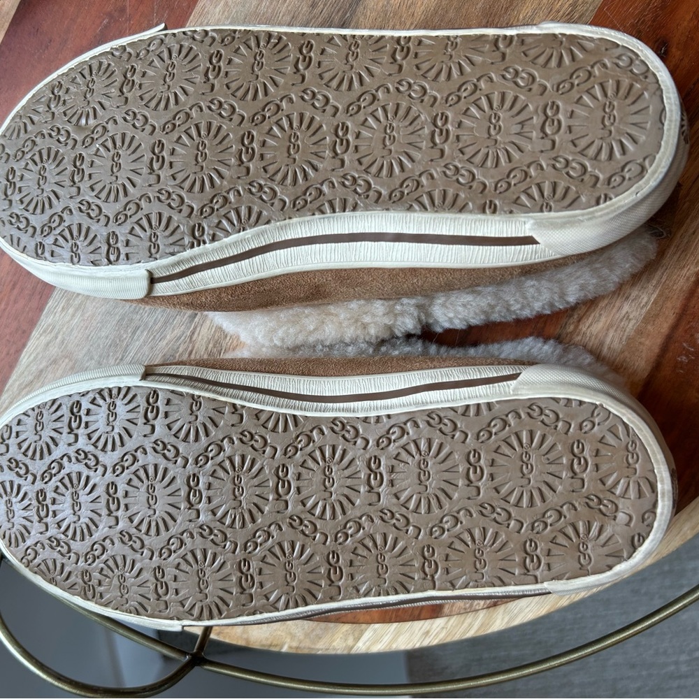 UGG Slippers in great condition.Cozy Tan Shearling Slippers. Size 3. - Picture 7 of 8